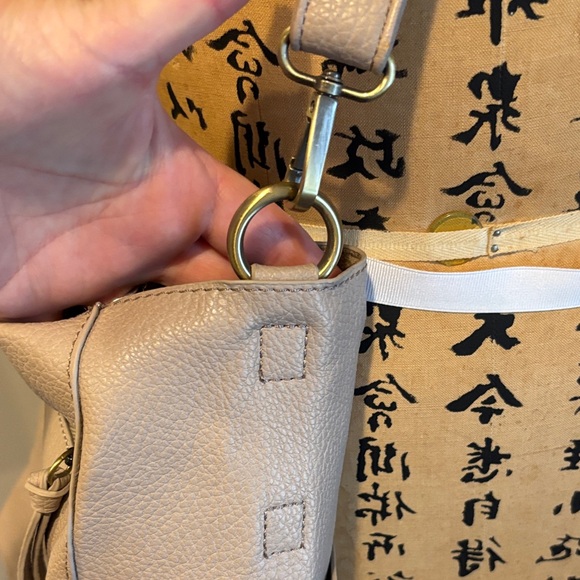 Elegant Cream Cross Body Shoulder Bag - Picture 4 of 4